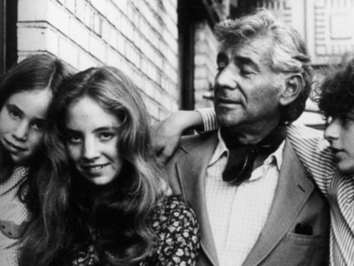 Leonard Bernstein (center) surrounded by his children (from left) Nina, Jamie, and Alexander, and wife, Felicia. (Credit: John Gruen Estate. Courtesy of Julia Gruen)